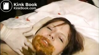 Scat_Kaviar_Junge_Sklavin_angeschissen_von_Herrin_3494956