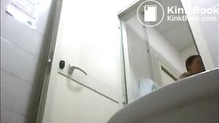 32 Pooping 32
