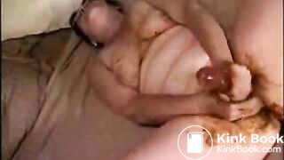 MILF plays with her shitty pussy