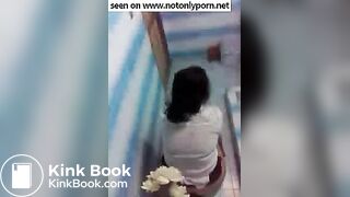 pooping-with-smartphone