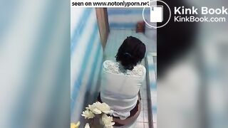 pooping-with-smartphone