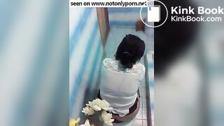 pooping-with-smartphone