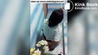 pooping-with-smartphone