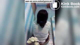 pooping-with-smartphone