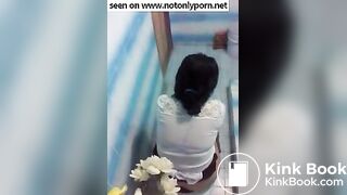 pooping-with-smartphone