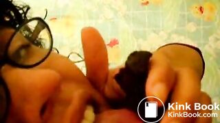 geiles junges Mädchen leckt, saugt und beißt an ihrer Scheiße