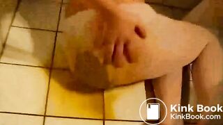 Laila kackt sich in die Strumpfhose