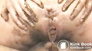 Un couple baise dans la merde