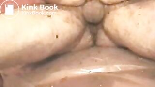 Un couple baise dans la merde