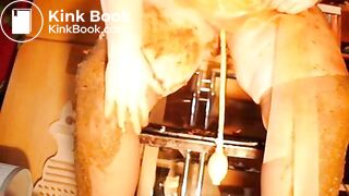 Emergenzy avec une robe en caoutchouc