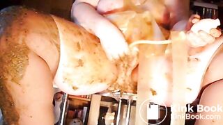 Emergenzy avec une robe en caoutchouc