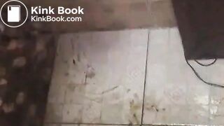 Die Scheiße von Honeybee aus der Arschfotze gefingert