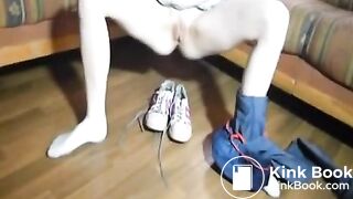 leck die Schuhe sauber