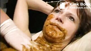 Junge  Sklavin angeschissen von Herrin