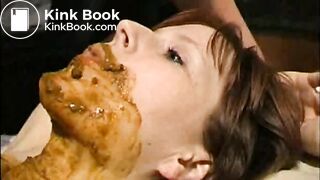 Junge  Sklavin angeschissen von Herrin