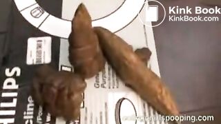 girls pooping