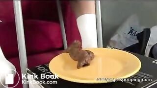 Pretty girl from college Daisy shits on the plate - Scat Video Collection