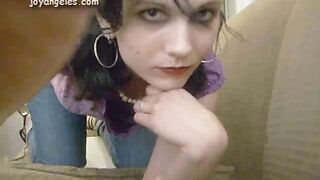 petite cochonne qui aime la merde