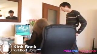 Mom and aunt play with memp4