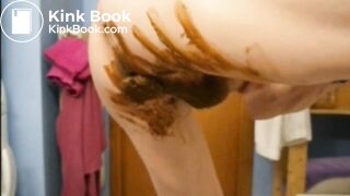 Je me chie dans la main, je renifle, je lèche, j'étale partout et j'éjacule