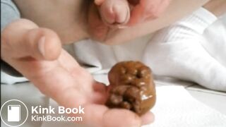 Je me chie dans la main, je renifle, je lèche, j'étale partout et j'éjacule