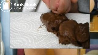 Je me chie dans la main, je renifle, je lèche, j'étale partout et j'éjacule