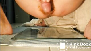 Je fais caca, je me masturbe sur mon cul tout sale, j'écrase et j'éjacule