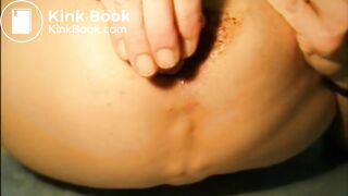 Je fais caca, je me masturbe sur mon cul tout sale, j'écrase et j'éjacule