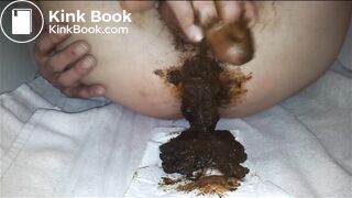 Je défèque, je joue avec mon zizi dans mes excréments, j'éjacule dedans