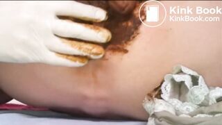 Je viens de chier dans la culotte de ma copine, je me fais jouir dedans