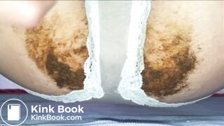 Je viens de chier dans la culotte de ma copine, je me fais jouir dedans