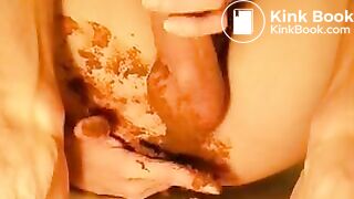 Soulagement et étalage fécal, sperme chaud dedans