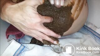 Copieuse décharge fécale que j'étale sur mes fesses, masturabtion et jouissance scato