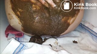 Copieuse décharge fécale que j'étale sur mes fesses, masturabtion et jouissance scato
