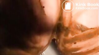 Woman shit diarrhea and smear it on her butt