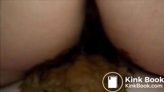 Girl shitting and smear it on her pussy