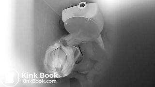 Blonde's big turd won't flush