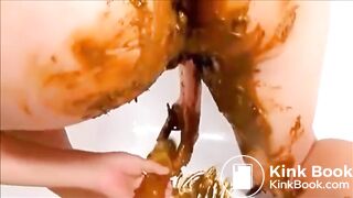 Girl shitting and fisting her pussy