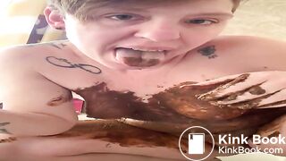 Hot mature slut smears her tasty shit all over her body