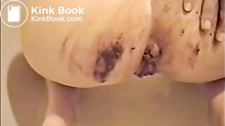 Blonde girl shit and smear it on her butt