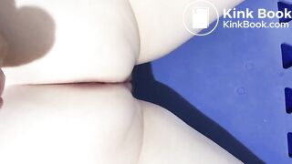 Cumming over her shit