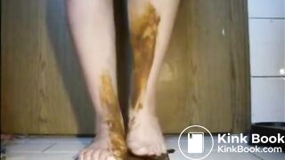 Mature bbw smearing shit on her feet and legs