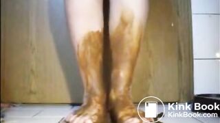 Mature bbw smearing shit on her feet and legs