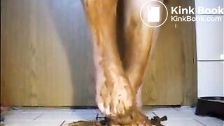 Mature bbw shitting and smear it on her feet