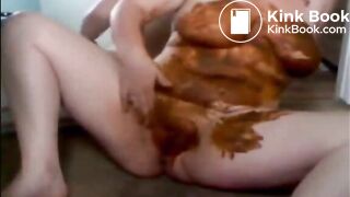 Big mature lady smearing shit all over her body