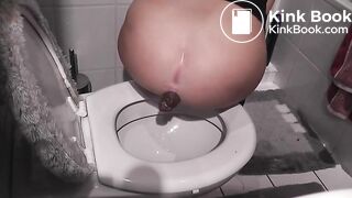 Mia's huge toilet poop