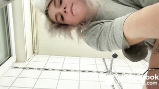 Bella_kackt_von_unten