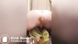 Hot MILF Shitting 01