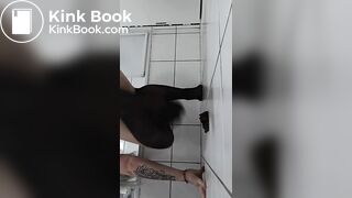 Bella_kackt_verschmiert_den_Arsch