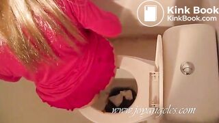Blonde fills the toilet with a huge poop